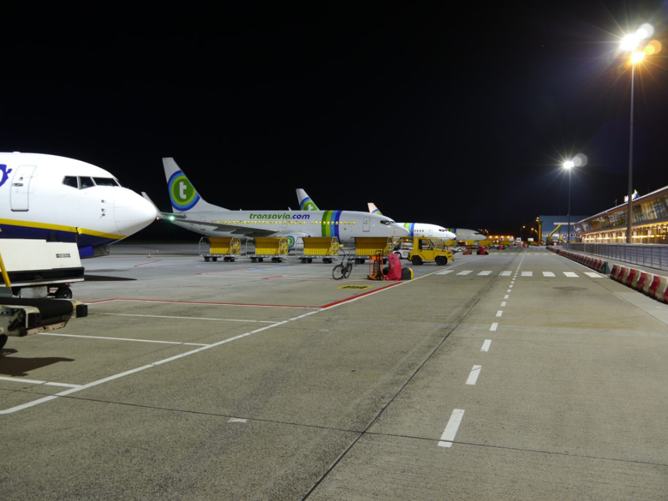 Superheader LED lighting industry | side view aircraft runway close up Eindhoven Airport HR